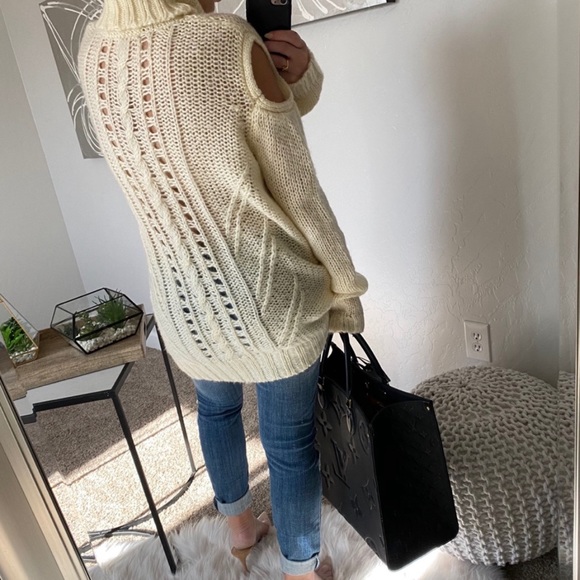 SOLD🤍ᴄʀᴇᴀᴍ ᴋɴɪᴛ ᴏᴘᴇɴ sʜᴏᴜʟᴅᴇʀ sᴡᴇᴀᴛᴇʀ - Picture 3 of 8